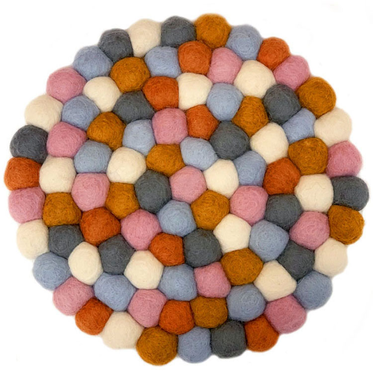Vilten onderzetter van vilten bolletjes multicolor - wit, roze, lichtblauw, grijs, oranje, oranje/bruin - 22cm