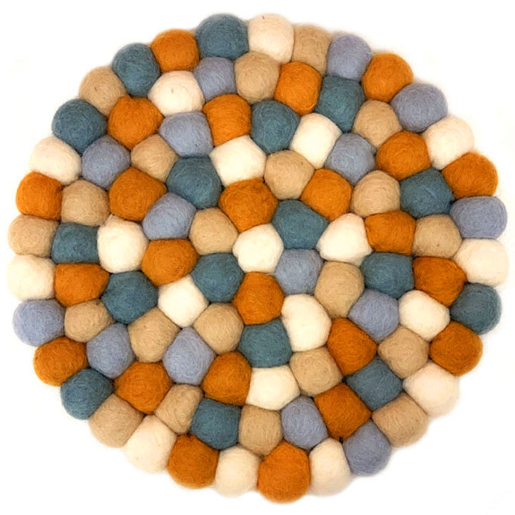 Vilten bolletjes onderzetter 22cm - Multicolor - wit, lichtblauw, beige, oranje/bruin - 22cm